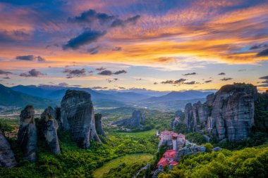 Günbatımı gökyüzü ve Meteora Manastırı