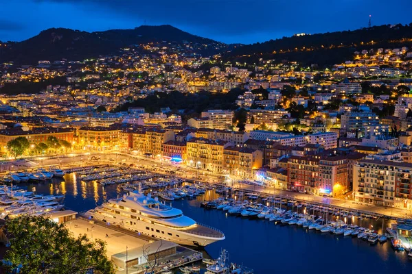 Vista do Porto Velho de Nice com iates, França à noite — Fotografia de Stock