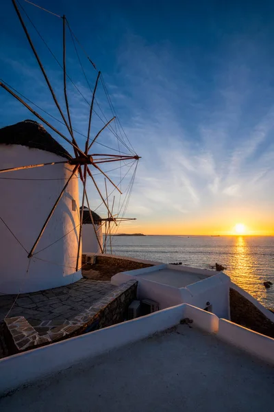 Tradycyjne greckie wiatraki na wyspie Mykonos o wschodzie słońca, Cyklady, Grecja — Zdjęcie stockowe