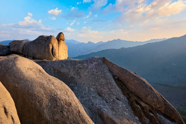 Utsikt från Ulsanbawi bergstopp vid solnedgången. Seoraksan nationalpark, South Corea — Stockfoto