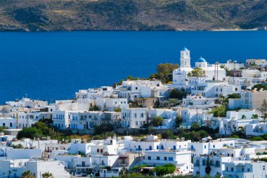 Geleneksel Yunan kilisesiyle Plaka köyü manzarası. Milos Adası, Yunanistan