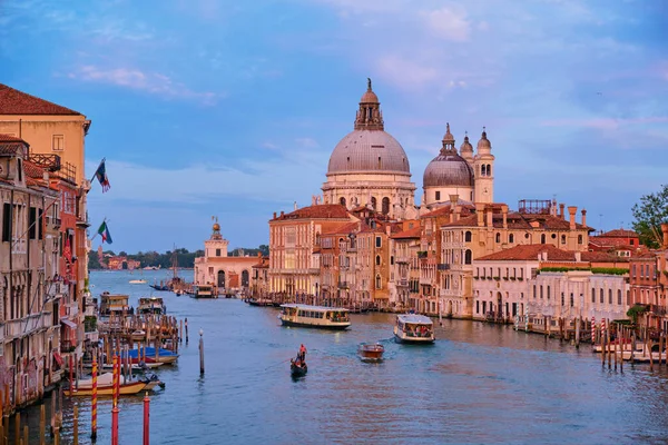 Panorama van Venetië Grand Canal en Santa Maria della Salute kerk bij zonsondergang — Stockfoto