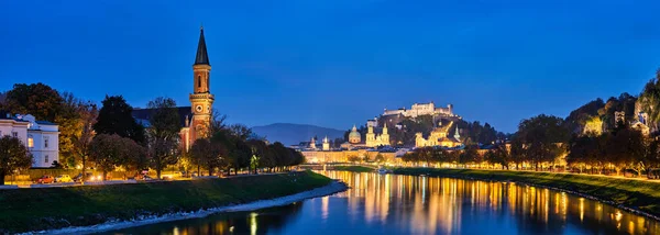 Salzburgo cidade noite panorama — Fotografia de Stock