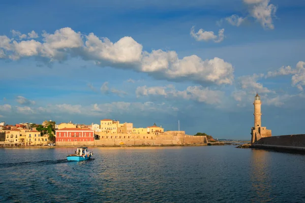 Boot im malerischen alten Hafen von Chania, Insel Kreta. Griechenland — Stockfoto