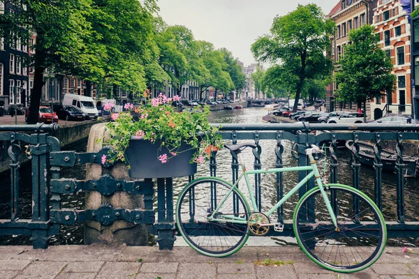橋の上にボートや自転車とアムステルダム運河 — ストック写真