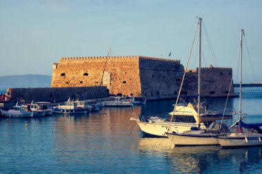 Heraklion Venedik Kalesi ve demirli balıkçı tekneleri, Girit Adası, Yunanistan