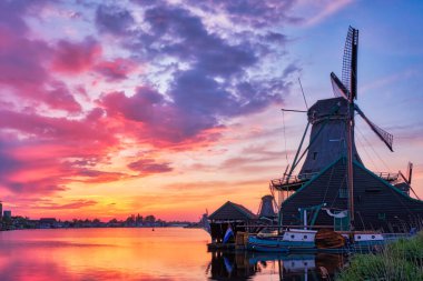 Gün batımında Hollanda 'daki Zaanse Schans' da yel değirmenleri. Zaandam, Nether