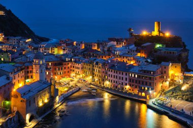 Vernazza köyü gece aydınlandı, Cinque Terre, Liguria, İtalya