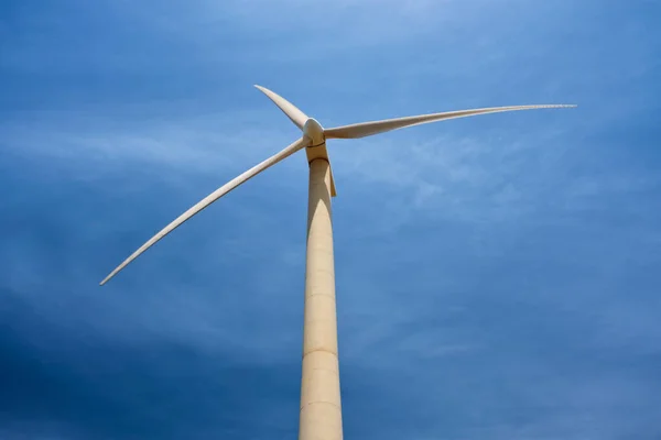 Turbina eolica in cielo — Foto Stock