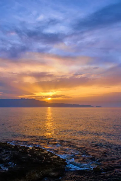 Coucher de soleil sur la mer avec ciel spectaculaire — Photo