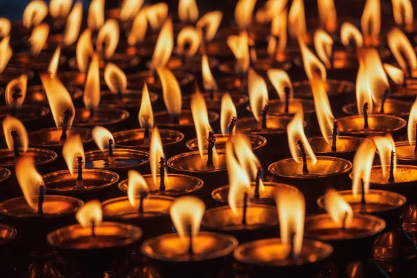 Hořící svíčky v buddhistickém chrámu — Stock fotografie