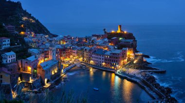 Vernazza köyü gece aydınlandı, Cinque Terre, Liguria, İtalya