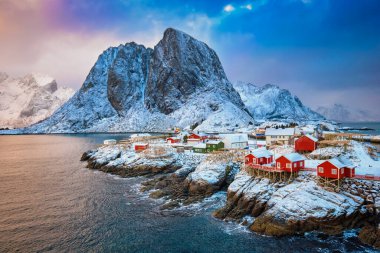 Norveç, Lofoten Adaları 'ndaki Hamnoy balıkçı köyü