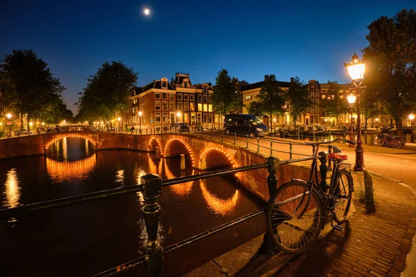 晚上的安特拉姆运河、桥梁和中世纪的房屋 — 图库照片