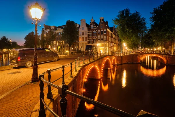 Canale di Amterdam, ponte e case medievali la sera — Foto Stock
