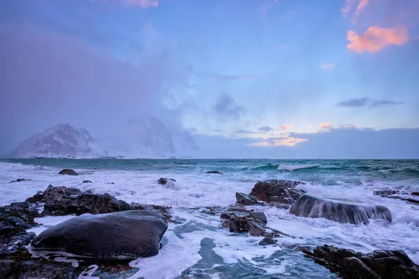 Costa do mar norueguês na costa rochosa no fiorde ao pôr-do-sol — Fotografia de Stock
