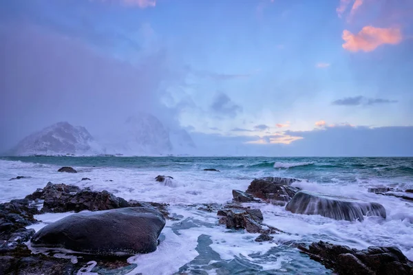 Pobřeží Norska na skalnatém pobřeží ve fjordu při západu slunce — Stock fotografie