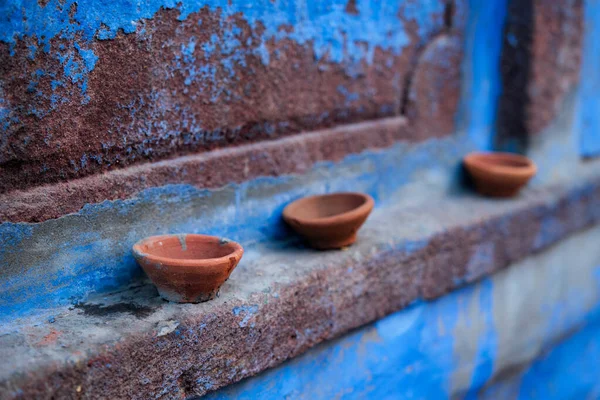 Lâmpada de óleo Pooja Diya Lamp na parede da casa azul em Jodhpur, Rajasthan, Índia — Fotografia de Stock