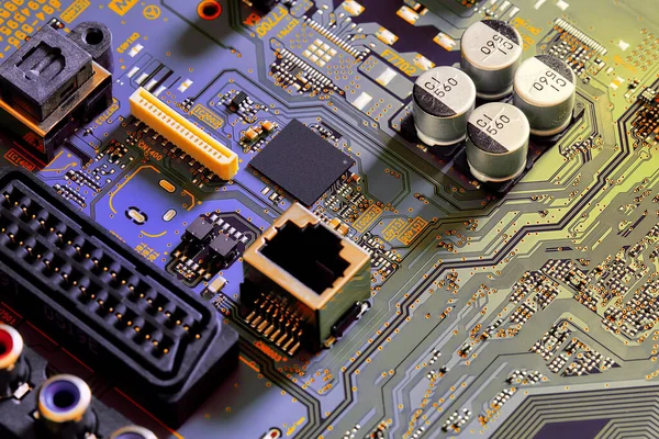 コンピュータ回路ハードウェアの電子機械部品概念技術の電子回路基板部品 — ストック写真