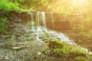 Yüksek dağ şelalesi