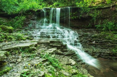 Yüksek dağ şelalesi