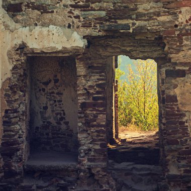 Eski duvarda delik var