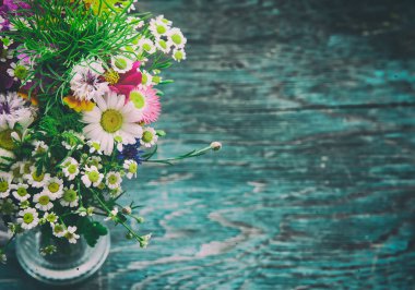 Yaz çiçek kadar alay