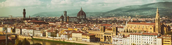 美しい中世イタリアの都市と文化の首都 フィレンツェ大聖堂と曇り空と川の橋のパノラマ風景 旅行屋外観光の歴史的背景 — ストック写真