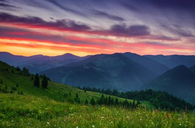 Renkli dağ günbatımı