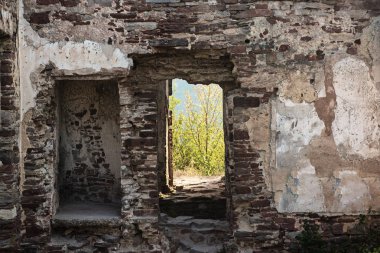 Eski duvarda delik var