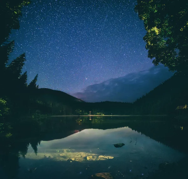 Horské jezero v noci — Stock fotografie