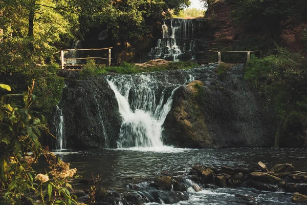 Yüksek dağ şelalesi