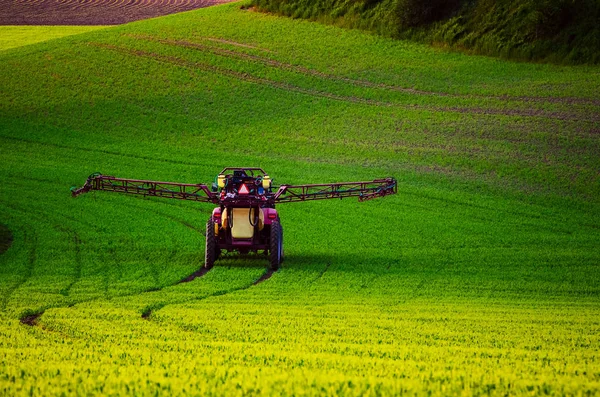 Сельскохозяйственная техника для распыления инсектицида — стоковое фото
