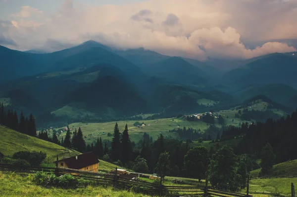 Karpatya dağ manzarası