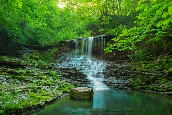 Cascada de alta montaña — Foto de Stock