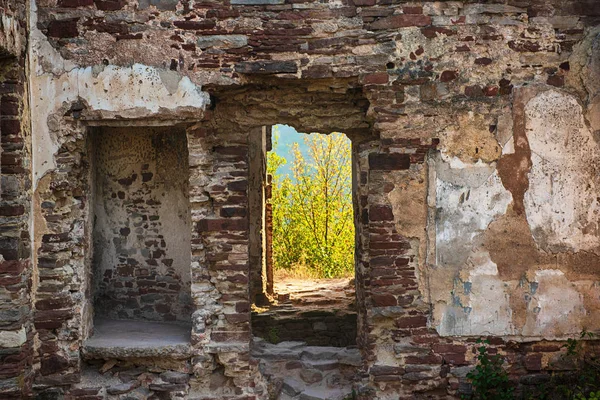 Oude muur met bres — Stockfoto