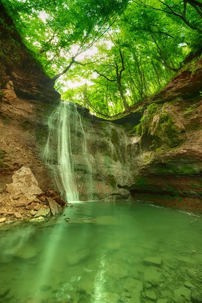 Yüksek dağ şelalesi — Stok fotoğraf