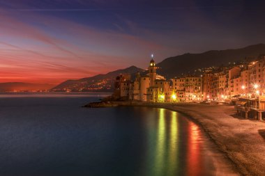 Gece Camogli şehir