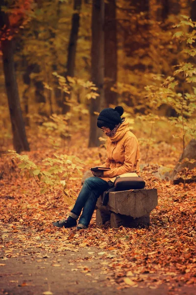 Hipster girl in a park — Stock Photo, Image