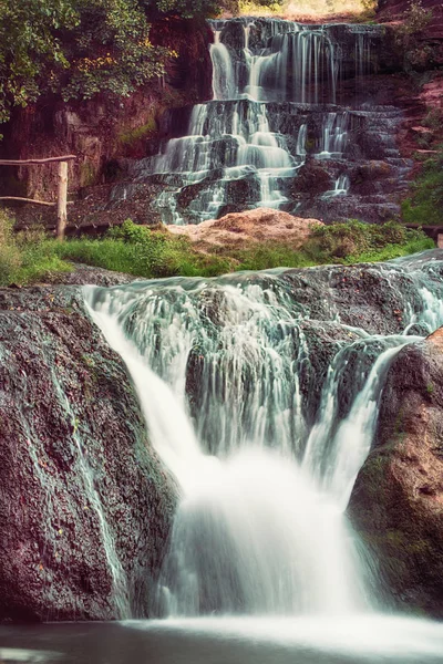 Yüksek dağ şelalesi — Stok fotoğraf