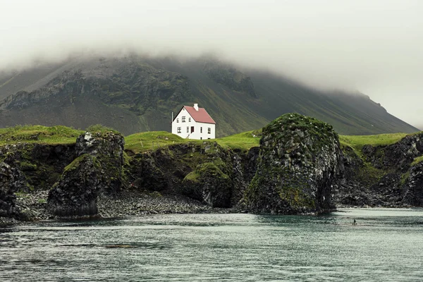 Lonely icelandic house — Stock Photo, Image