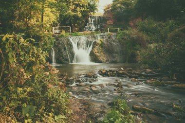 Yüksek dağ şelalesi