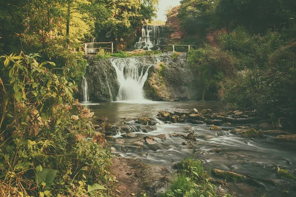 Yüksek dağ şelalesi