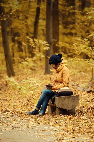 Hipster girl in a park — Stock Photo, Image