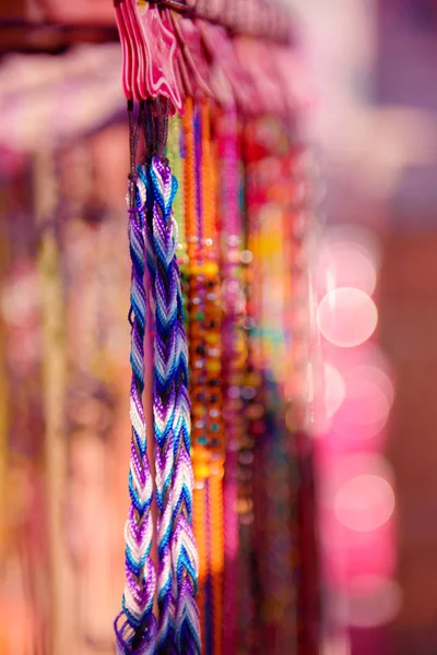 Kleurrijke gevlochten armbanden — Stockfoto