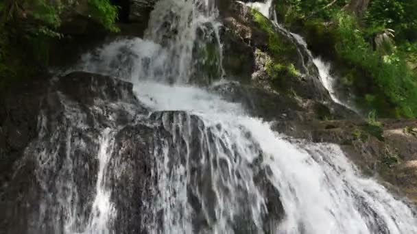 Cachoeira nas montanhas — Vídeo de Stock
