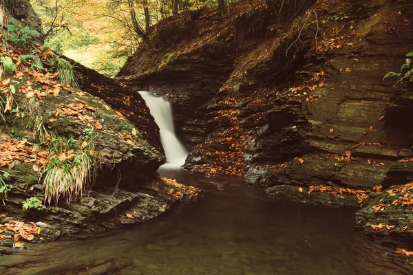 秋の山滝 — ストック写真