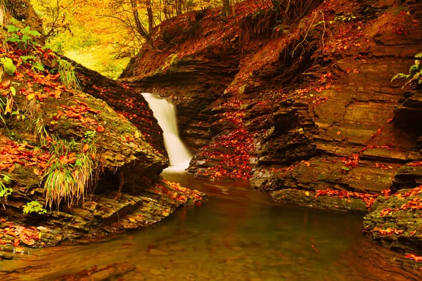 Outono cachoeira de montanha — Fotografia de Stock