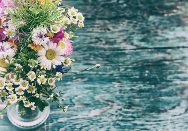 Yaz çiçek kadar alay