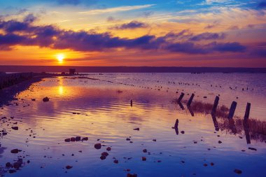 Gölde gün batımı